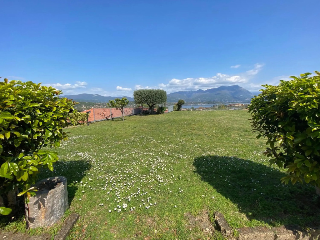 Ampio appartamento vista lago