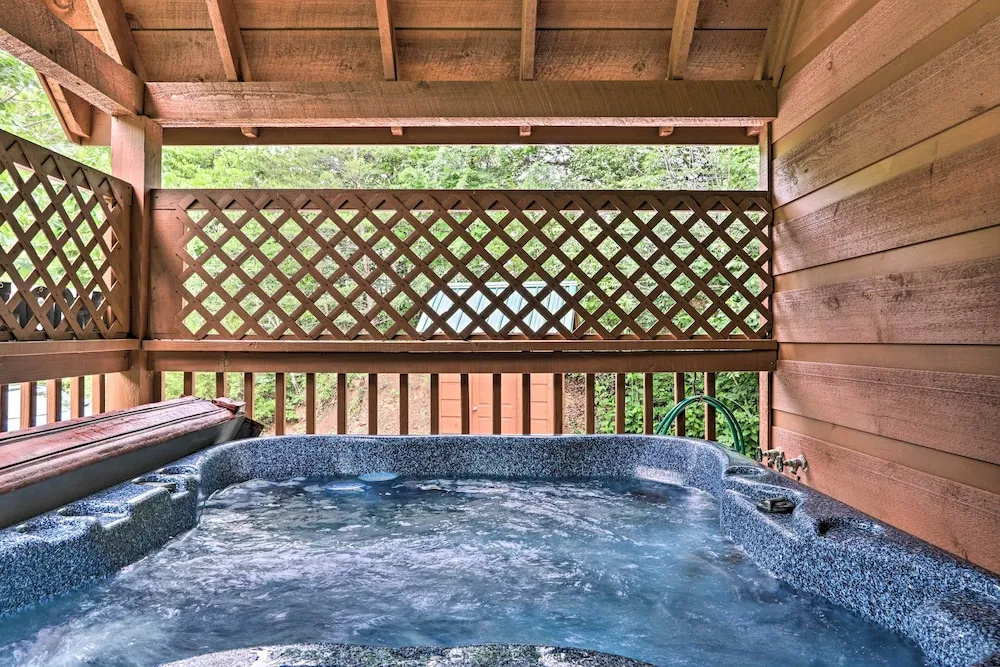 'the Moonshine' Cabin: Hot Tub, 3 Mi to Dollywood