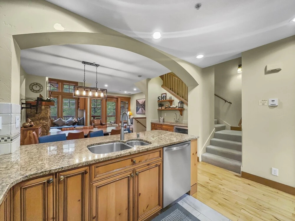 Spacious Town Home, Short Walk to Lifts, Private Hot Tub - 144C by Redawning