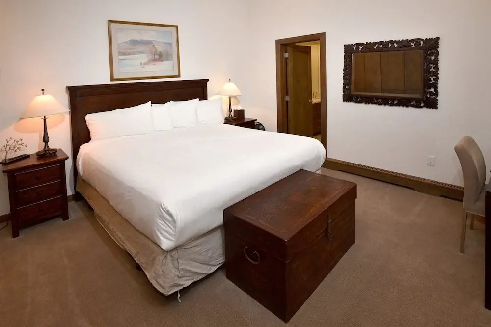 Chic 3BR Condo in Lionshead Village - Ski-in/ski-out at Eagle Bahn Gondola