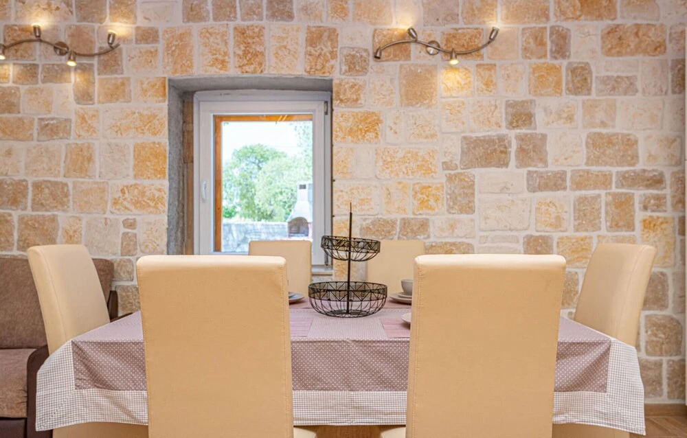 2 Bedroom Beautiful Home In Drinovci