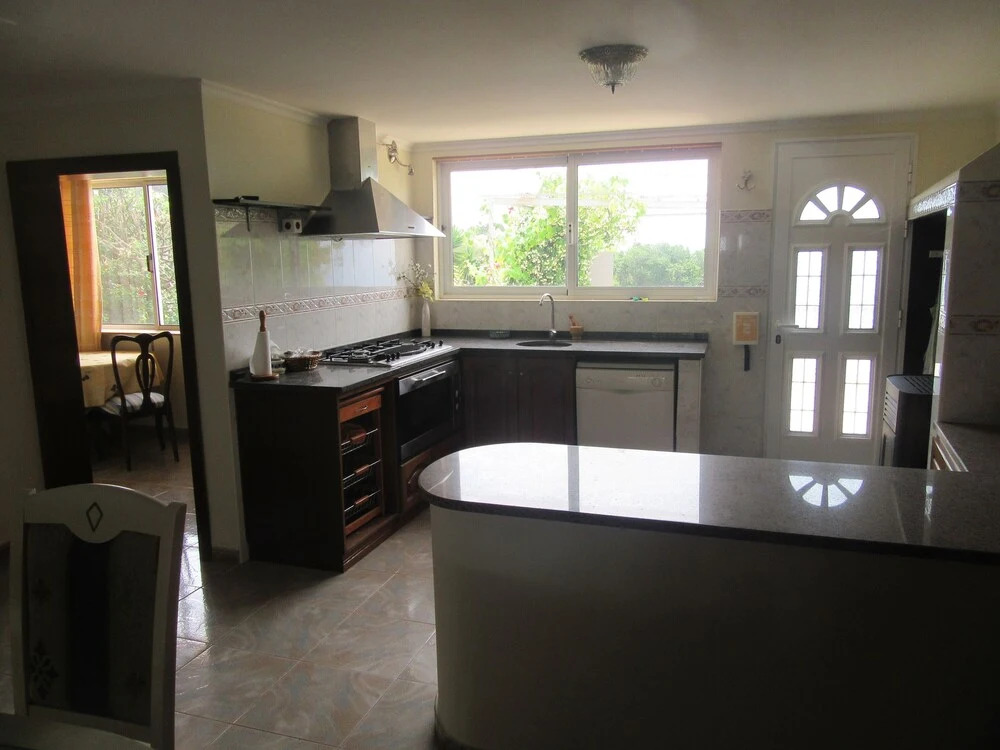 5-bed Villa for Families in Prazeres Free Parking