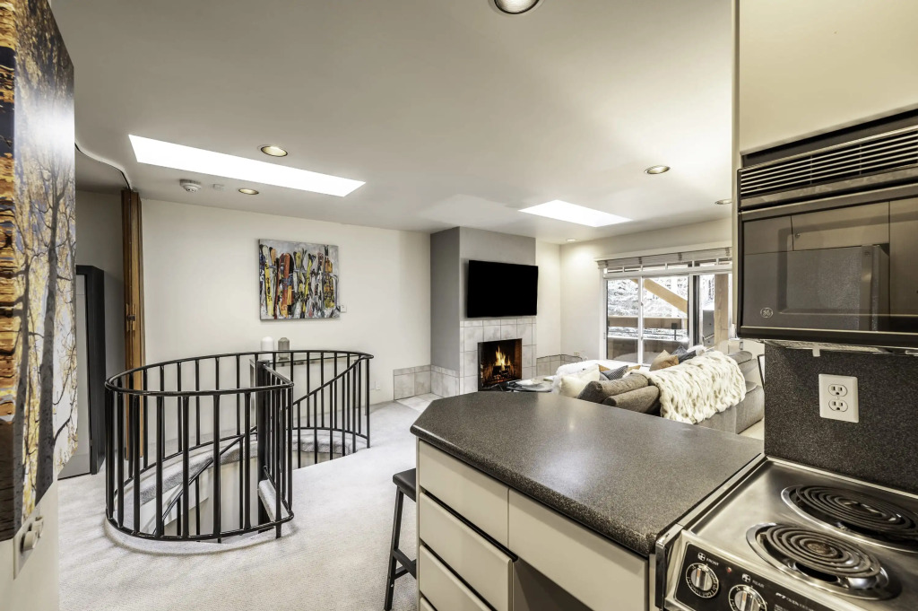 2 BR 3BA Condo - AC, Heated Pool, Walk to Town