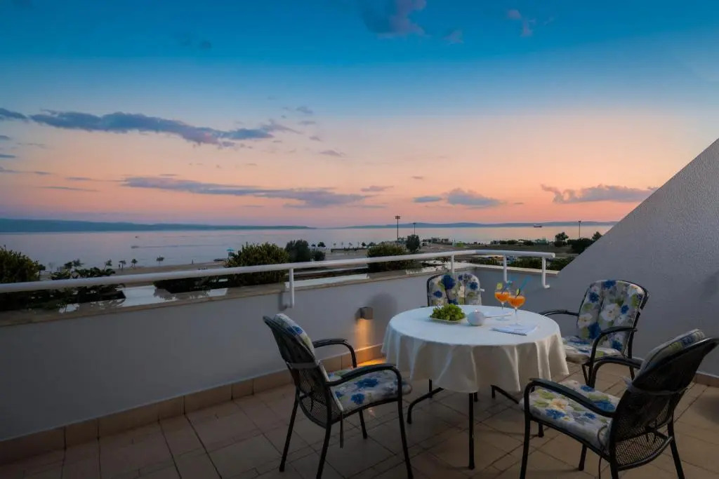 Seaside Apartment Gold 1row