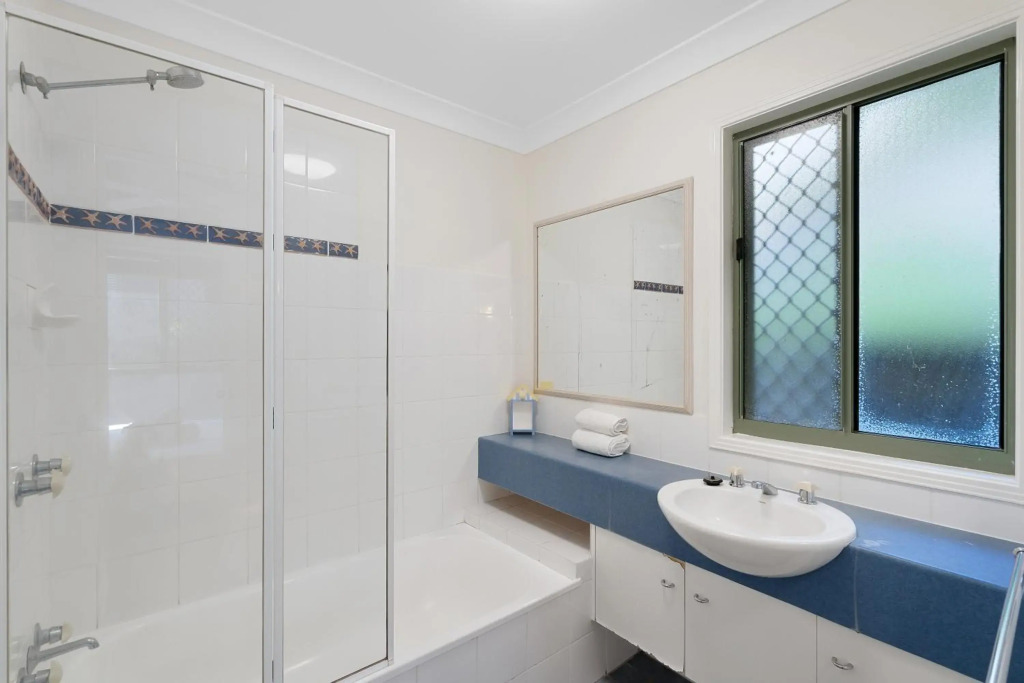 MAIN STAY - 100m to patrolled beach, pool, wifi, close to cafes