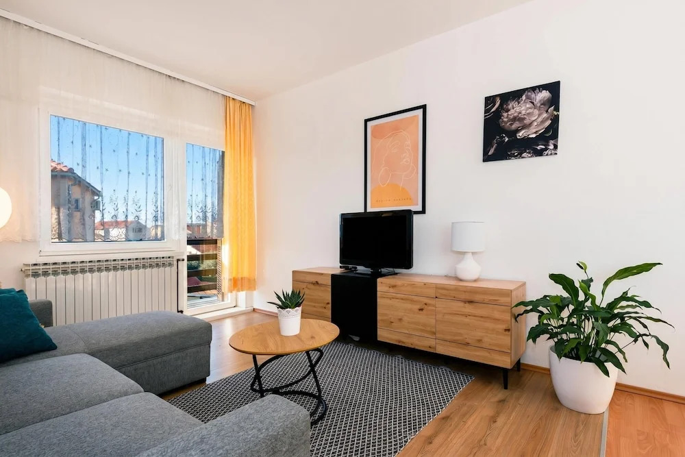 Spacious 2 Bedroom Apartment With Balcony