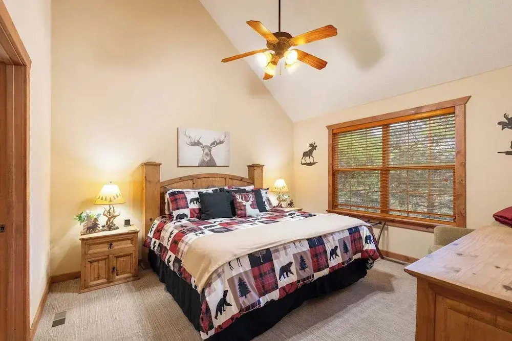 Simons Treetop Cabin 2 BDR in Popular Resort!