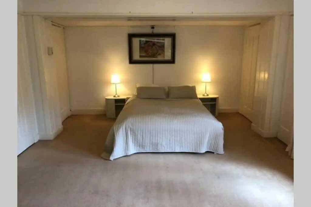 Vrijstaande rietgedekte villa nabij uitvalswegen