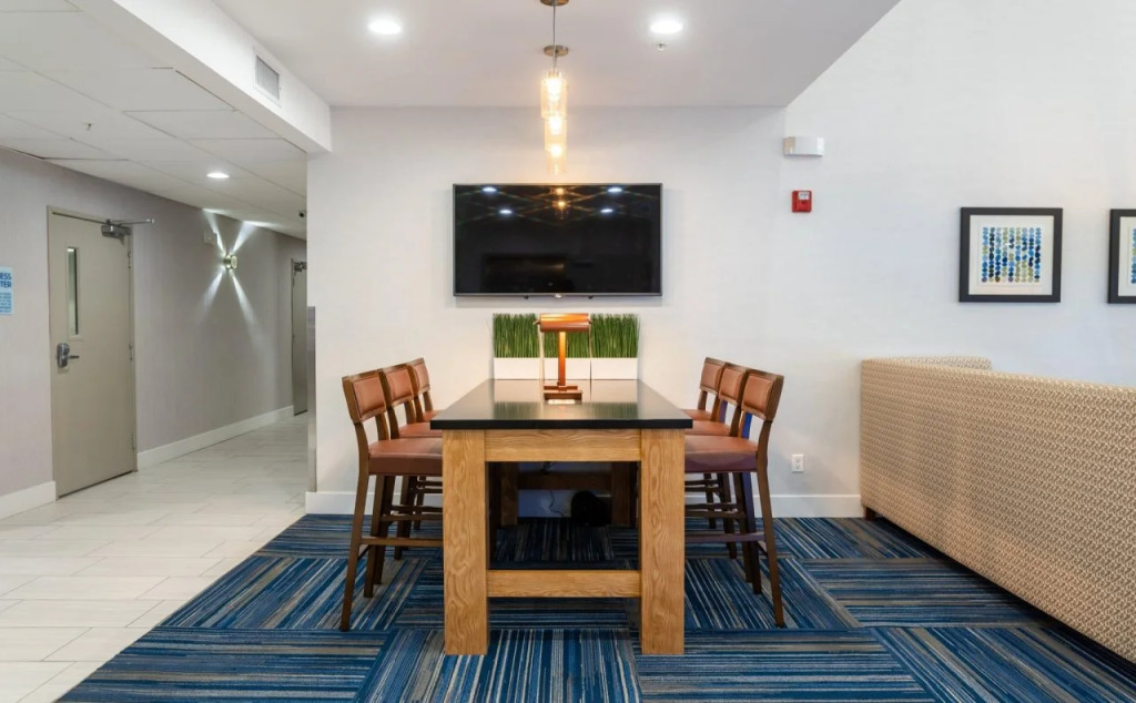 Holiday Inn Express & Suites - Lake Forest by IHG