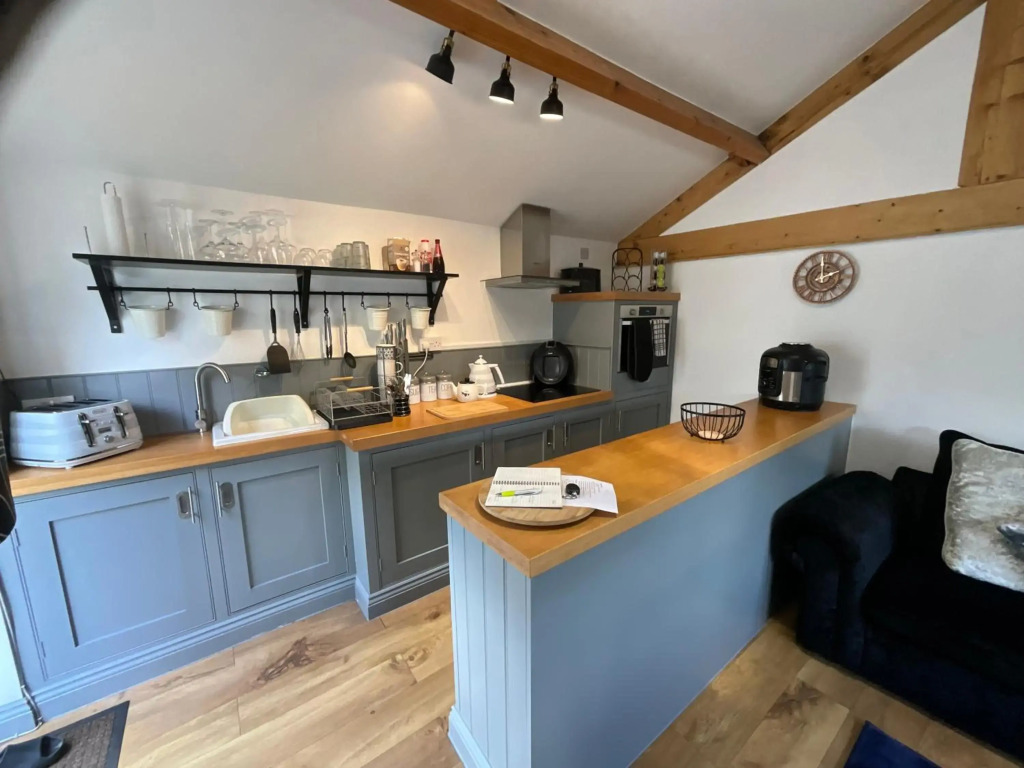Adorable 1 bedroom guest house with free parking