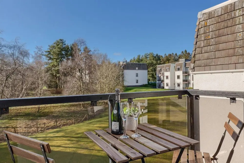 Tasteful top Floor Apartment Next to Gleneagles