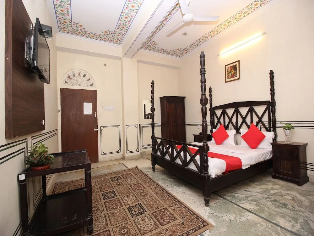 OYO 12115 Hotel Raghuraj Palace