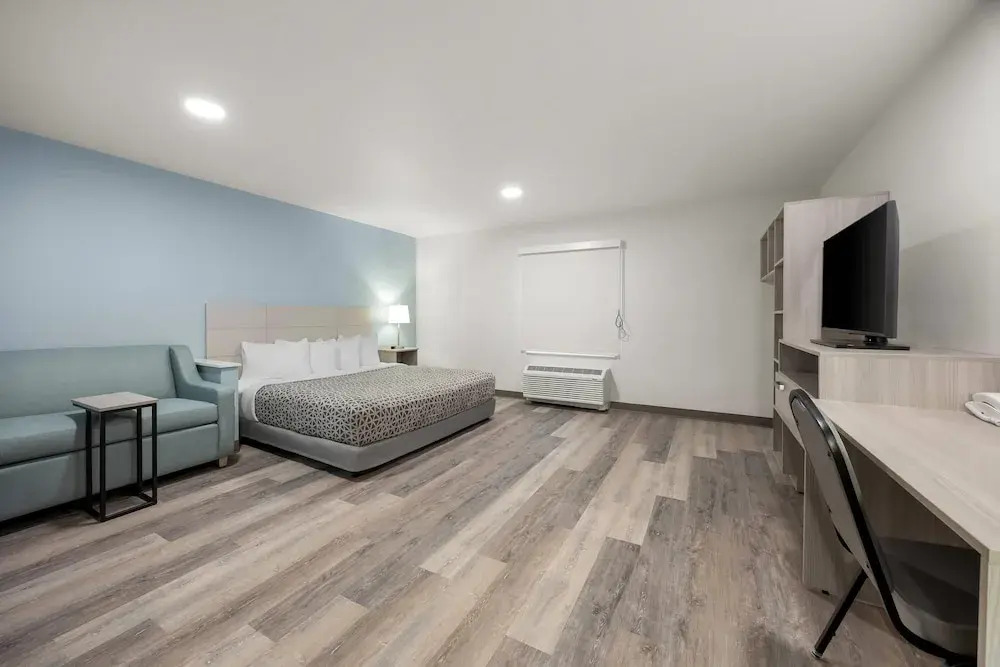 WoodSpring Suites Medford near I-5
