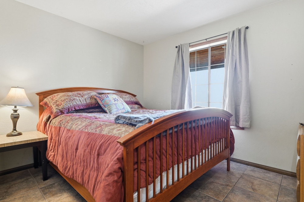 Desert Paradise: Walk to Pappy's - EV and Sleeps 8