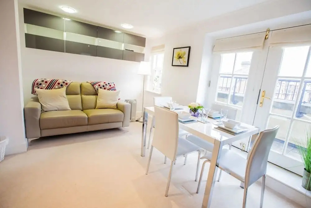 Light & Airy 1bed Barons Court Flat Lift & Balcony