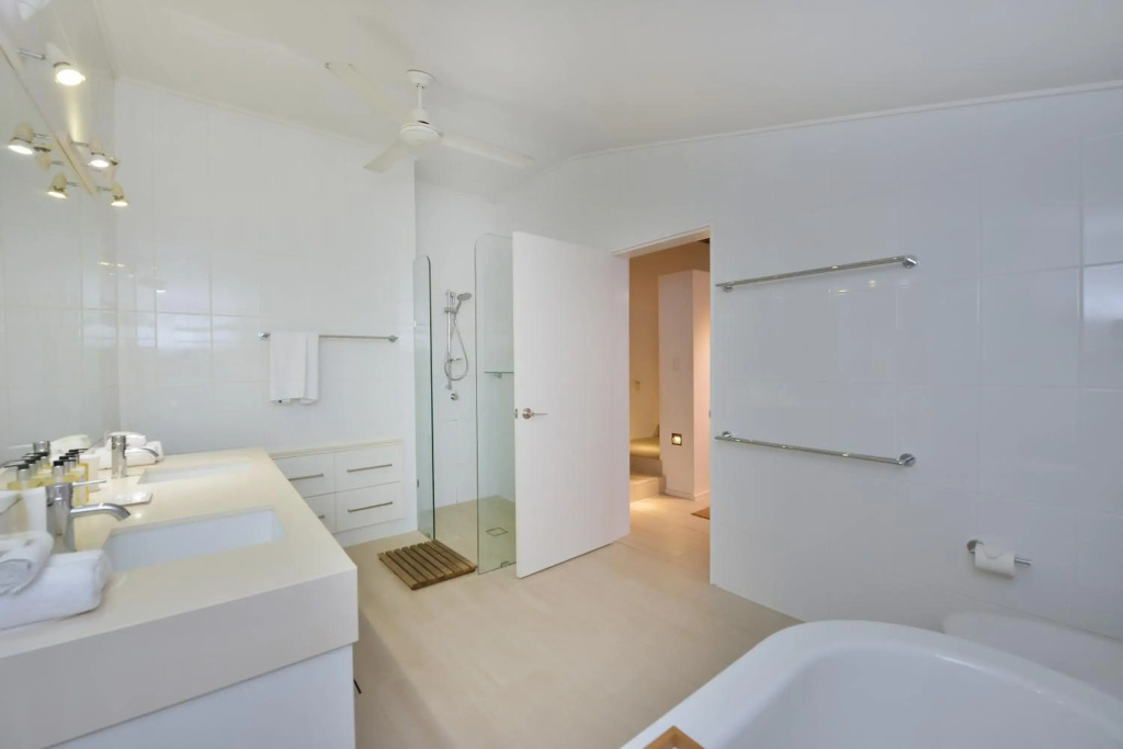 Pavilions in the Palms Heated Pool Short Path To Beach Five Bedrooms Sleeps 14