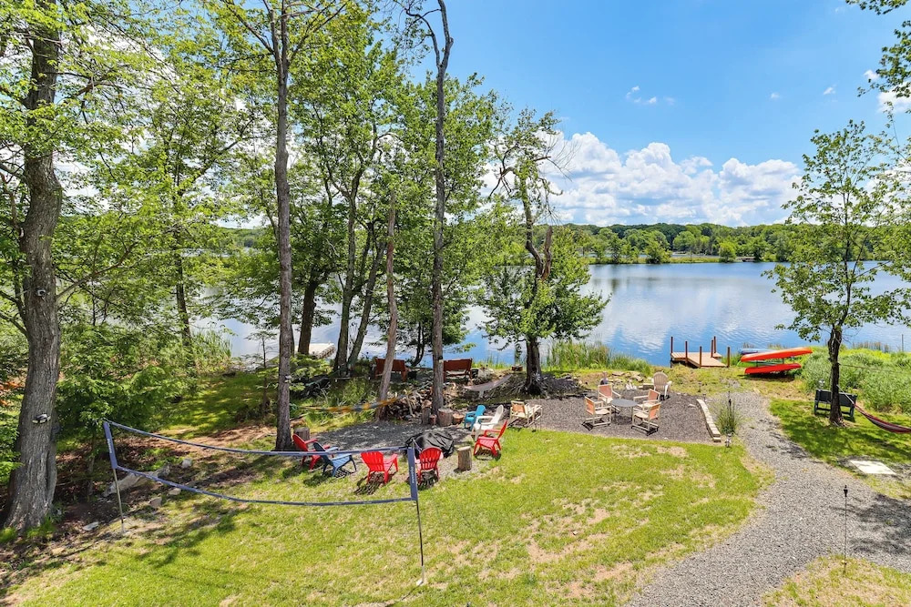 Lakefront Pocono Retreat w/ Hot Tub & Movie Hub