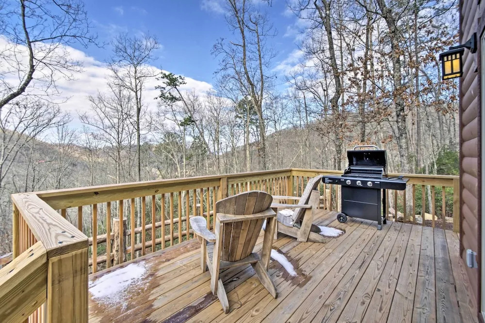 Hot Tub & Views: Charming Bryson City Cabin!