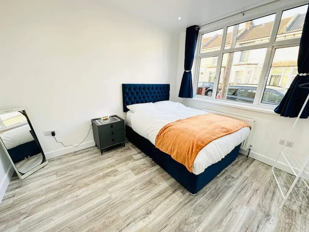 Southsea 5-bed Seaside Retreat- Sleeps 11 & Garden