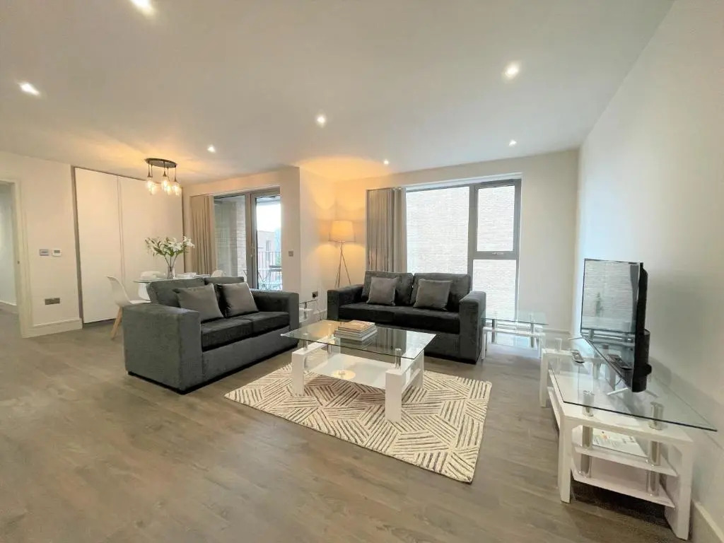 Spectacular 2 Bedroom Apartment in Great Location