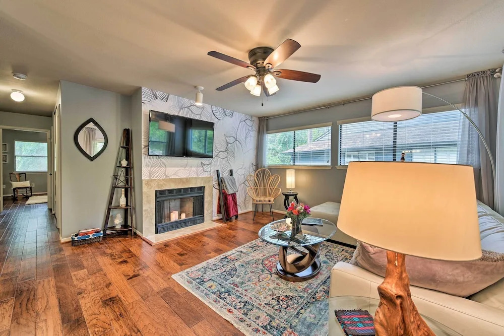 Cozy Woodlands Townhome w/ Deck Near Market Street