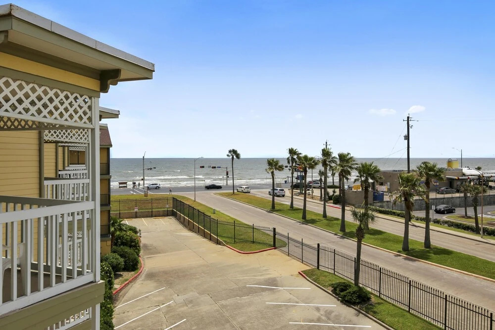 Victorian 9318-Kiwi Flip Flop - 1 Br Condo