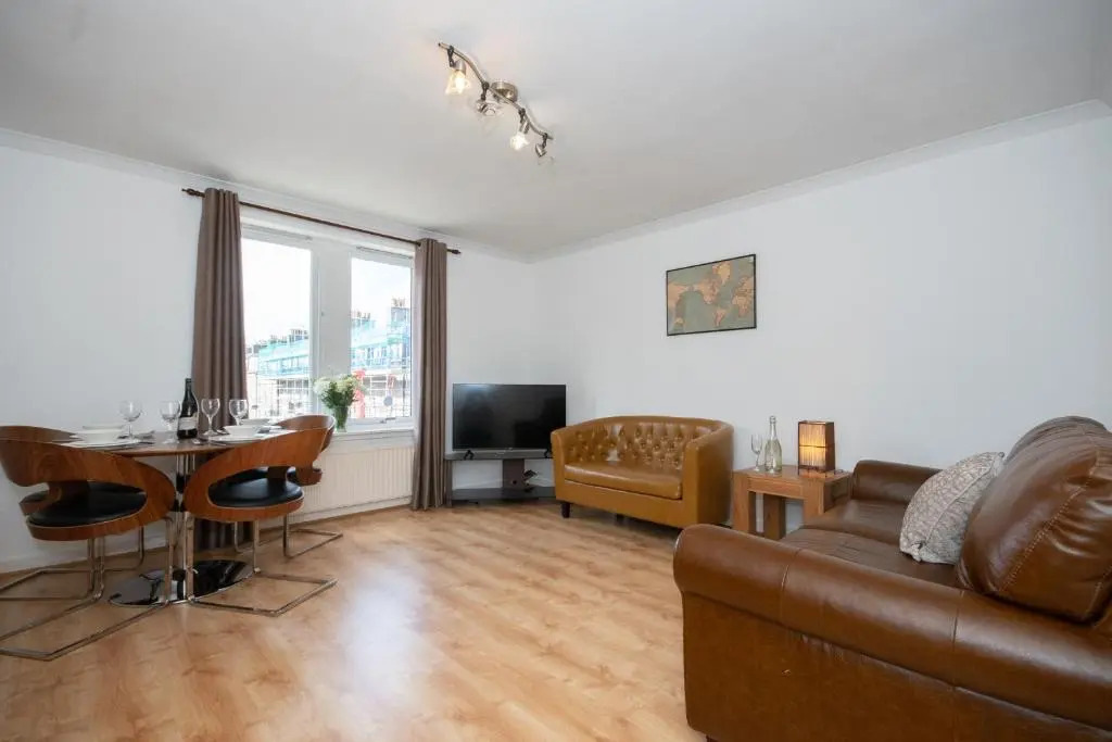Find "DWELLCOME HOME Ltd" site for 10oo10 assurance from past guests - Immaculate 2 Bedroom, 3 Bed, 2 Doubles and a Single 2nd floor Apartment with free allocated off street parking, 100Mbps broadband, Miles better than a hotel