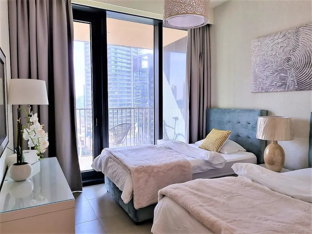 Luxurious Downtown Apt with balcony & View