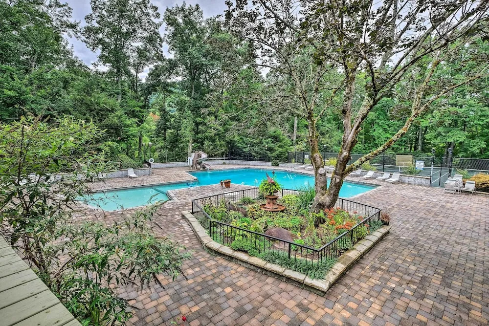 Chalet Village Upper Alpine Condo w/ Pool Access