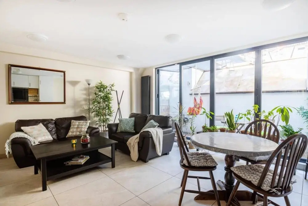 Stylish 2 Bedroom Apartment in the Heart of Shepherds Bush