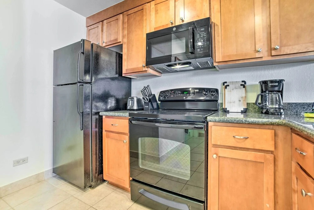 Cute Beachfront Condo w/ Lanai & Resort Pools
