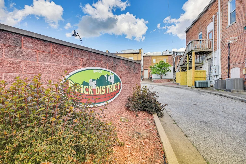 Pet-friendly Downtown Fulton Apt w/ Smart TV!