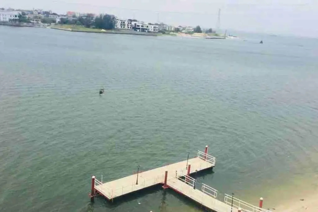 WATERFRONT 3BR APT W/FREE PARKIN WiFi NETFLIX POOL