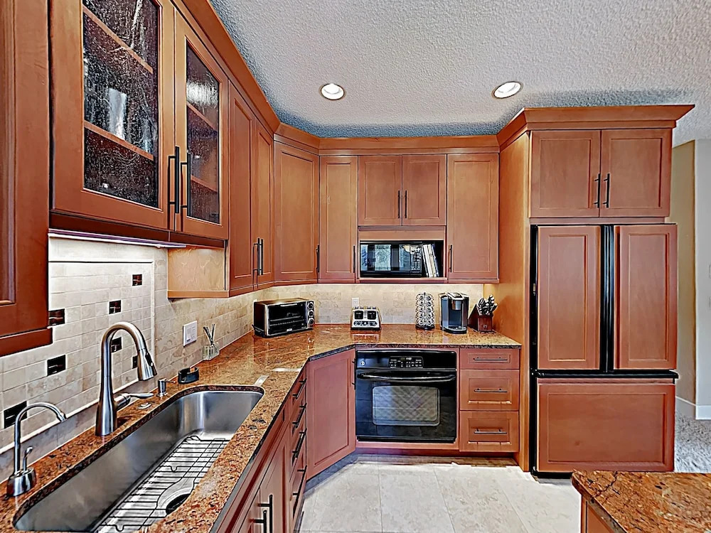 New Listing! W/ Pool -- Walk To Ski Lift 3 Bedroom Condo