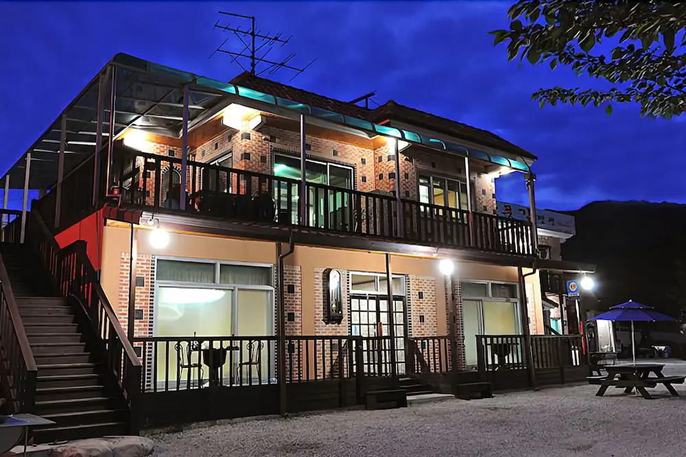 Yeongju Pusoksa Maple Road Pension