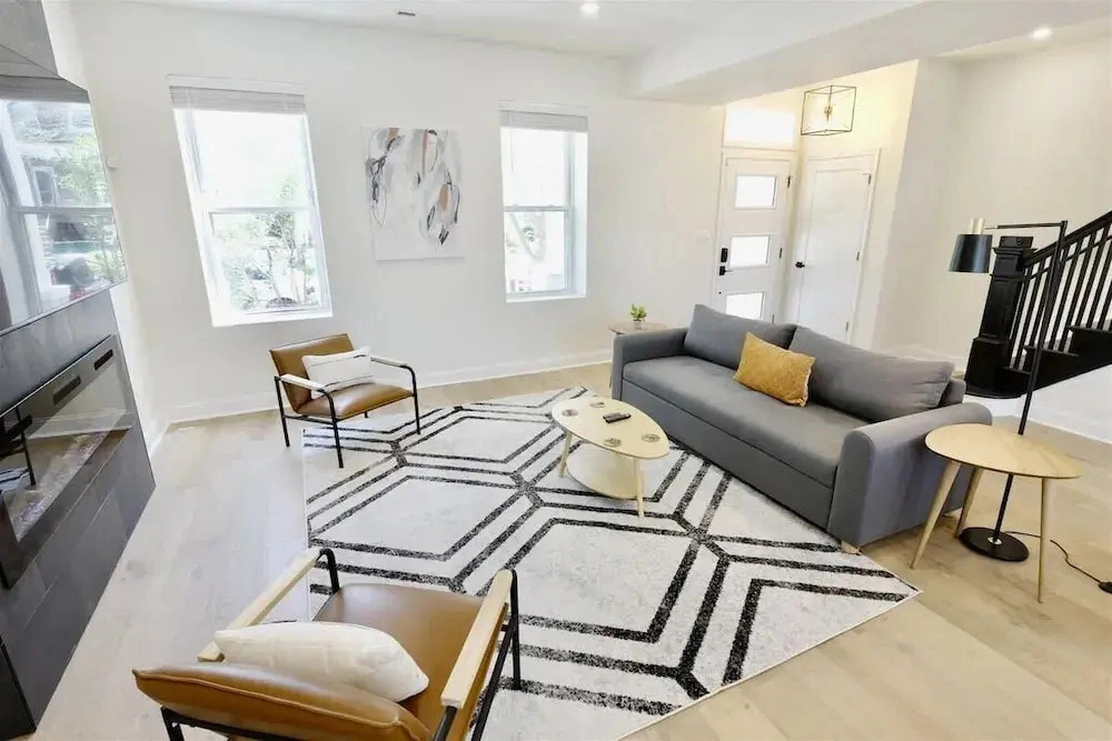 Pristine Petworth Family Home w Street Parking