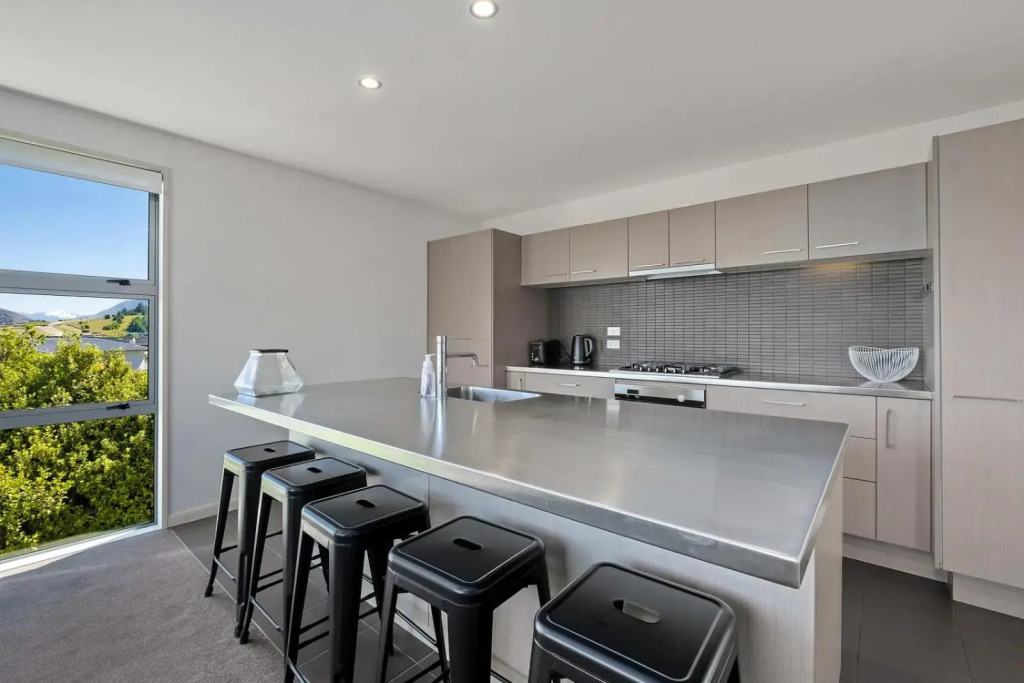 Kings View - Wanaka Holiday Home