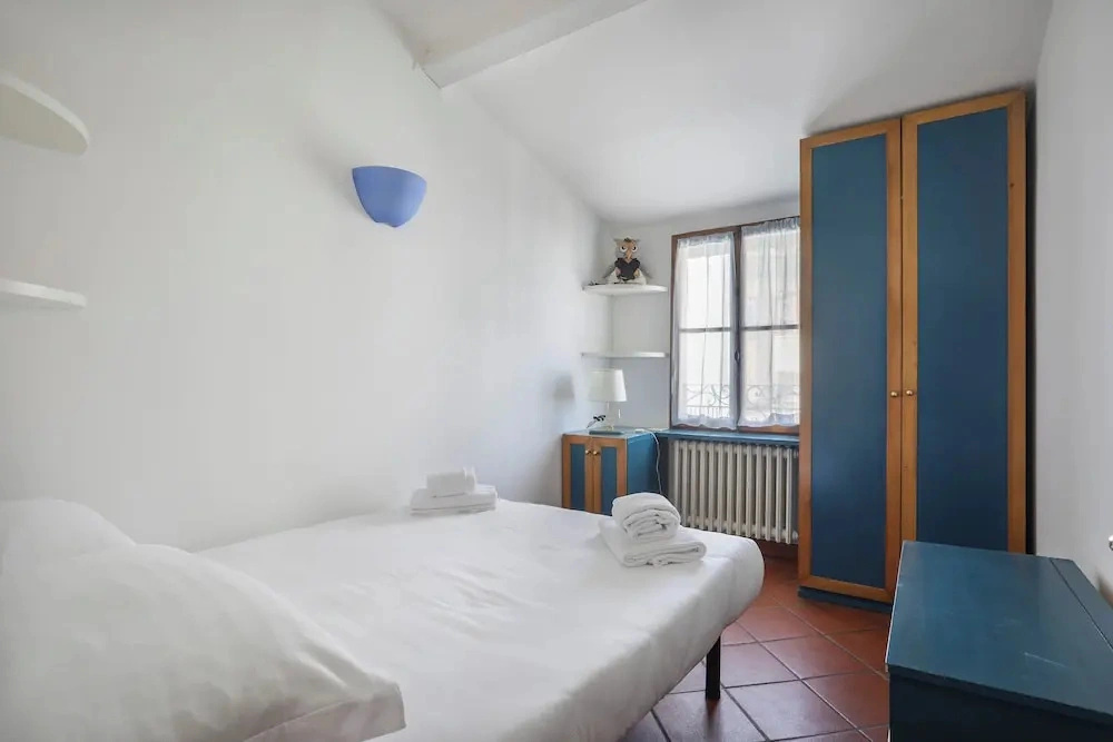 Bright Last-Floor Apartment with Terrace