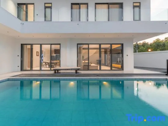 TML Jomtien Modern Villa 5 Bedroom 7 Bathroom Private KTV Room and Swimming Pool