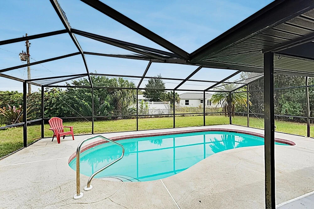 Sparkling W/ Private Lanai & Caged Pool 3 Bedroom Home