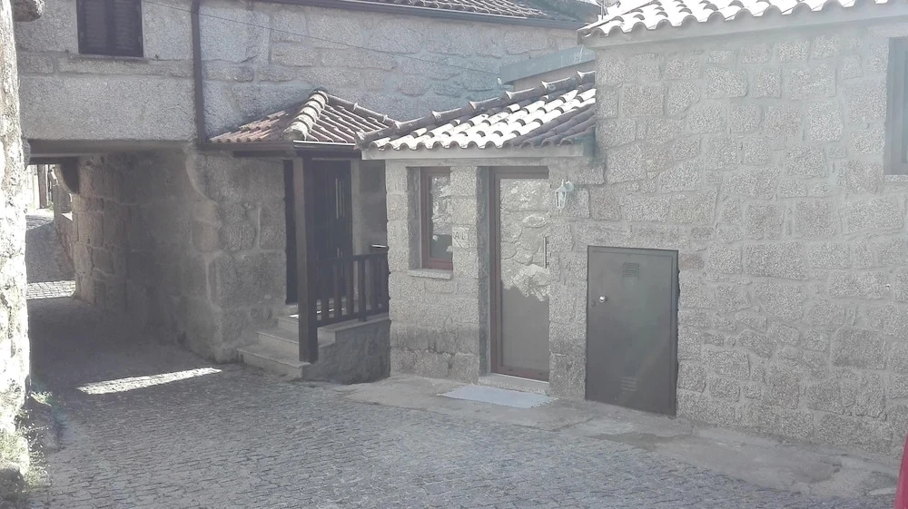 House with 2 Bedrooms in Cabril , with Wifi