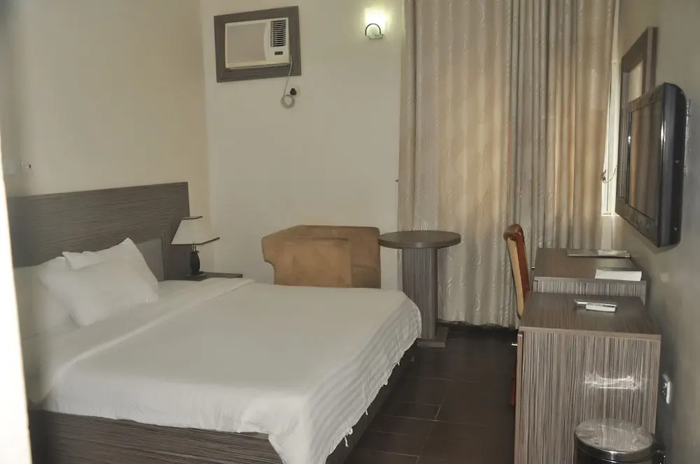 Top Rate Hotel