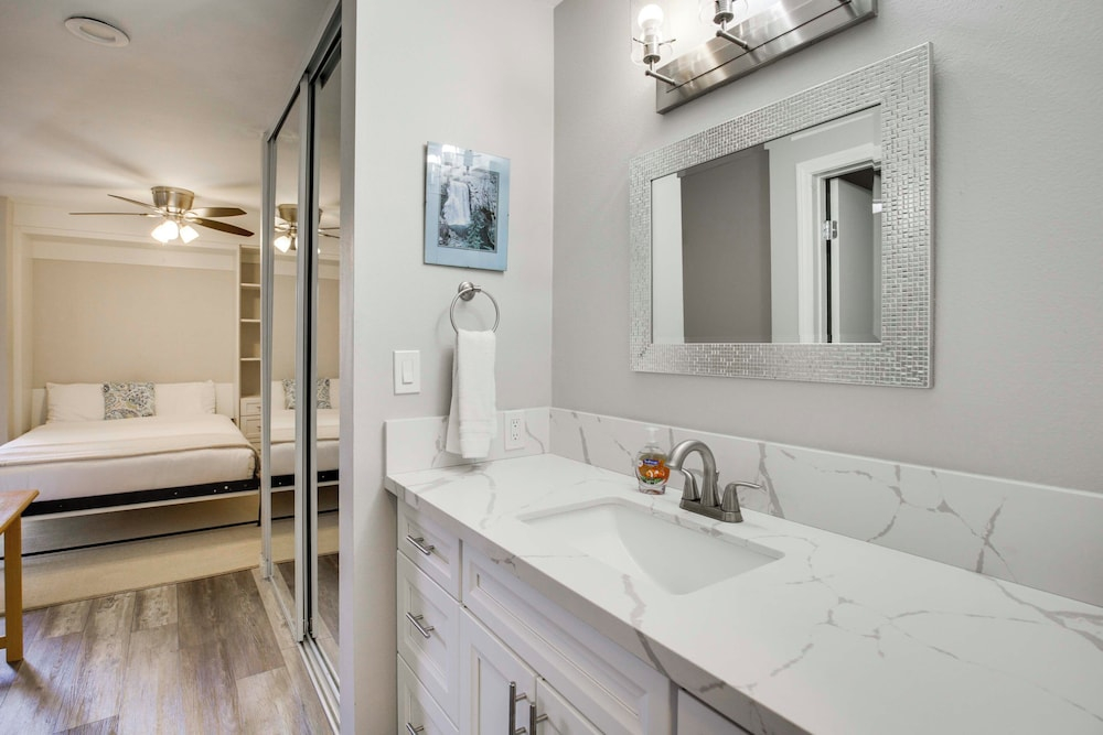 San Diego Studio w/ Pool Access, 2 Mi to Old Town!