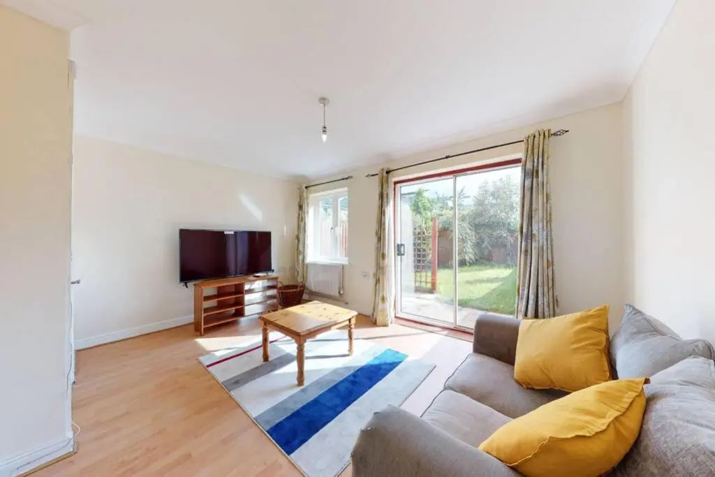 Super 2 Bed House with Privategarden