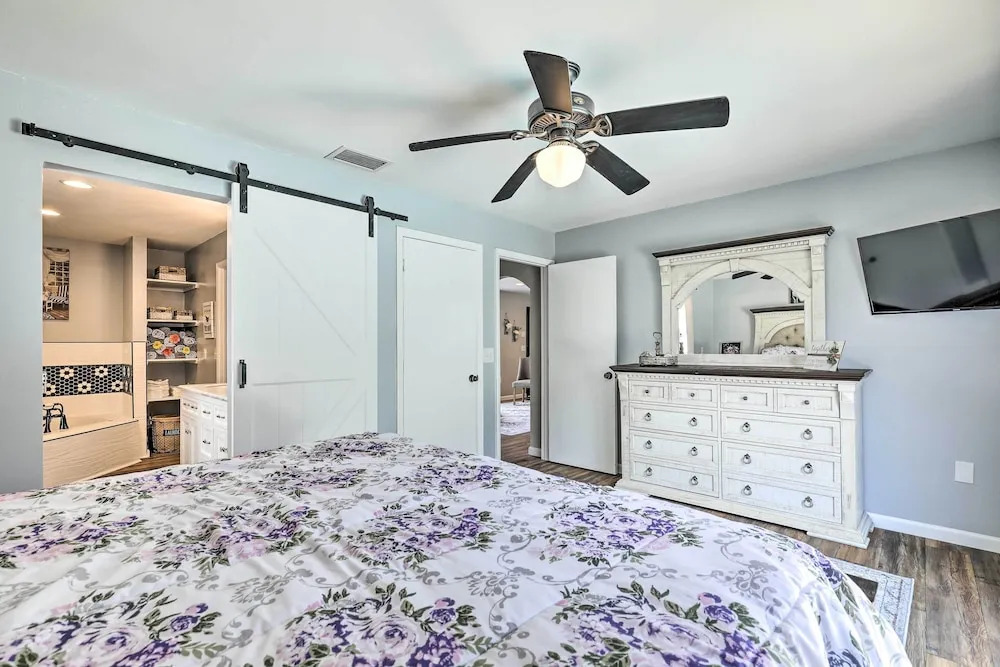 Lavish Holiday Home w/ Lanai & Heated Outdoor Pool