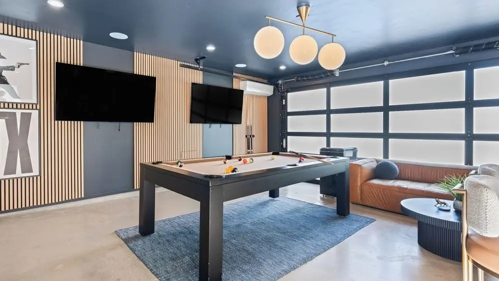 Luxe 11bdr w/ Putting Green, Game Room, Pool Bouldin Collective by Avantstay