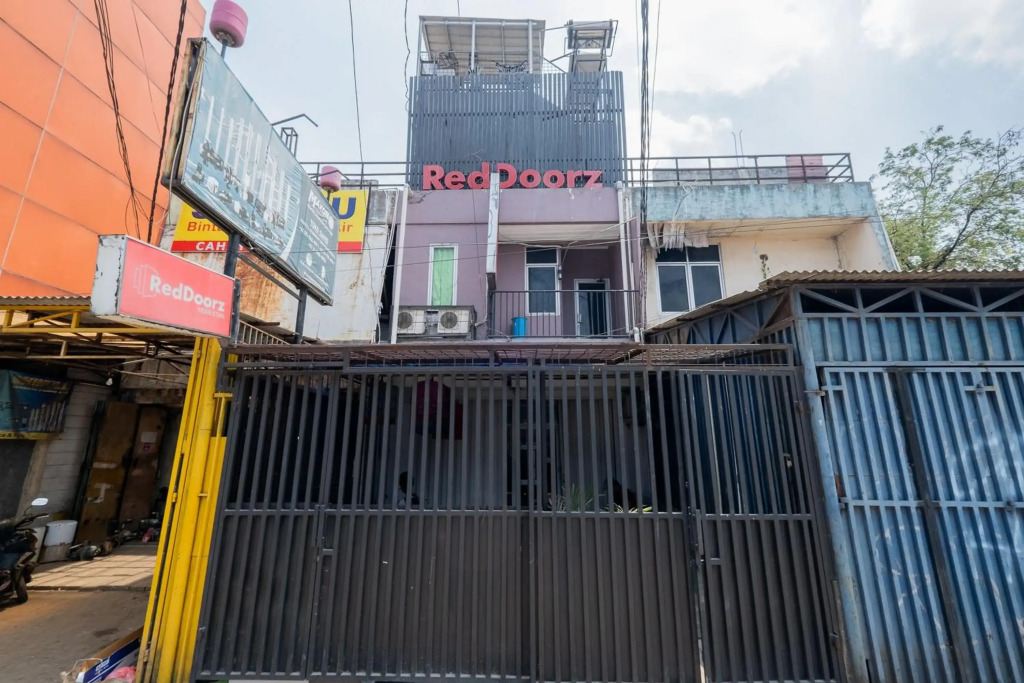 RedDoorz near STAN