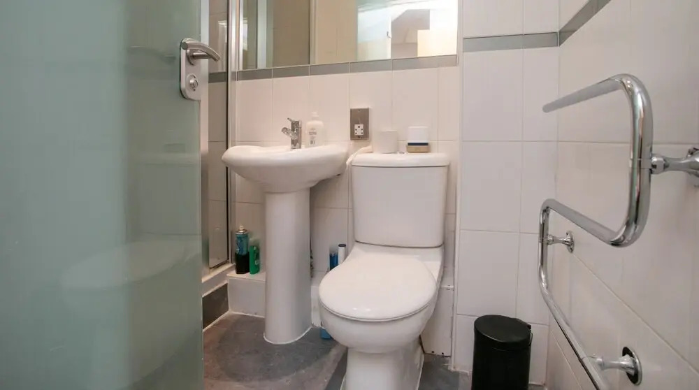 Spacious 2 Bed Parking Close To Centre