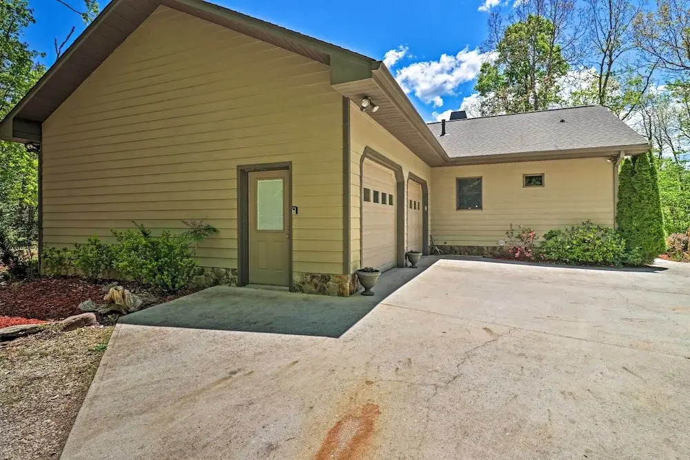 Private Bryson City Ranch Retreat w/ Mtn Views!