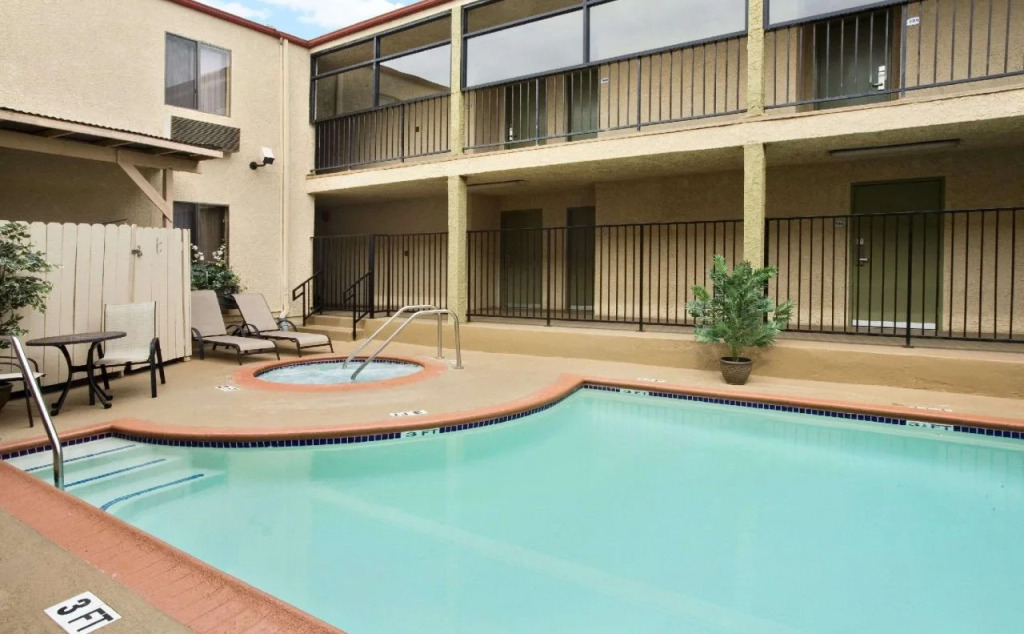 Howard Johnson Inn & Suites Reseda